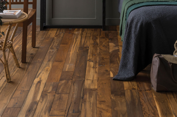 Lantai kayu berwarna gelap dengan motif